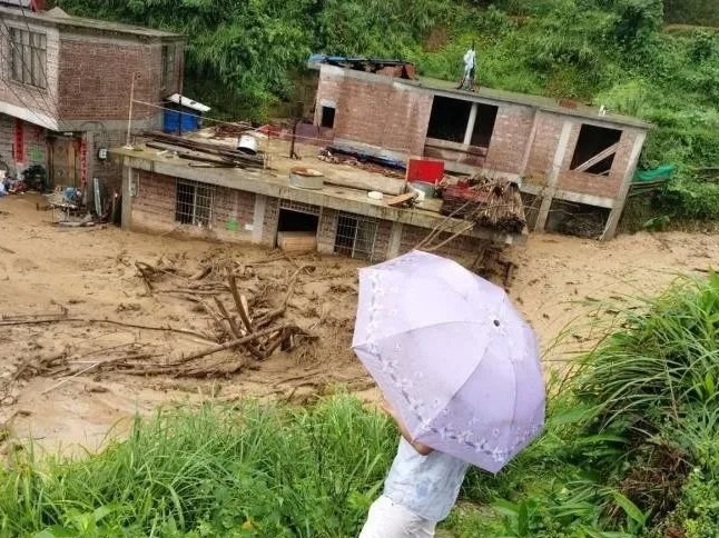 广西柳州一座木房被山洪冲毁，造成4死2伤1失联