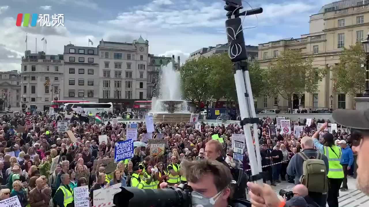 英国民众抵制新冠封锁政策 伦敦爆发暴力抗议