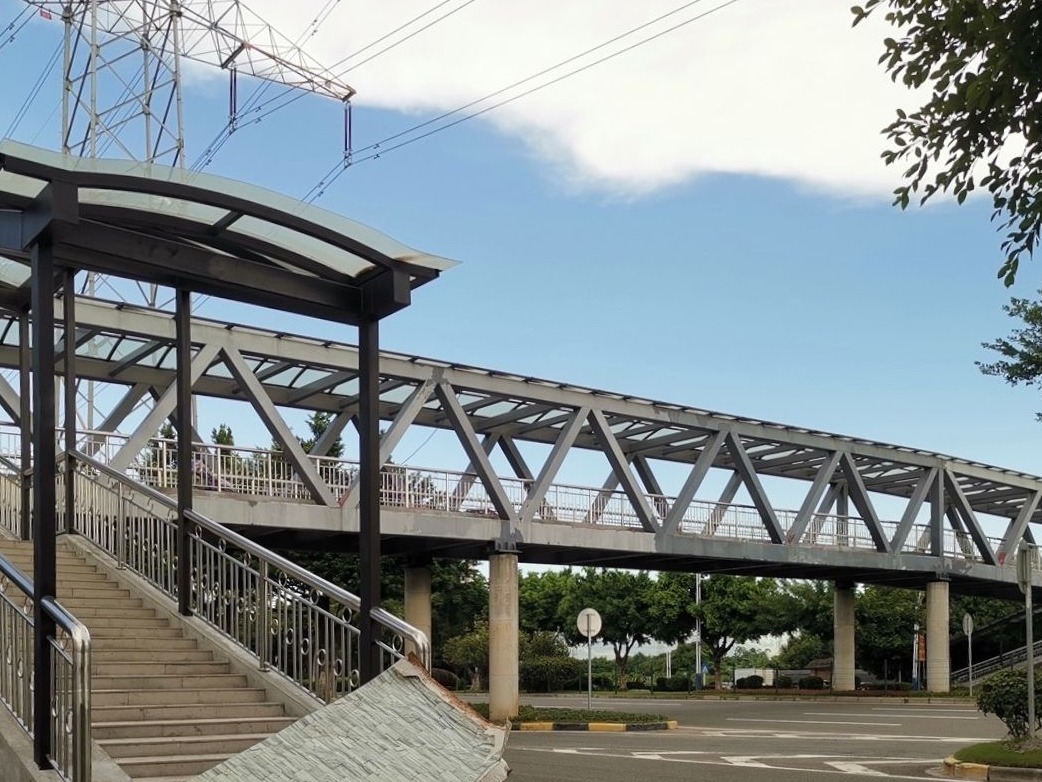 广州番禺亚运大道官涌村段人行天桥进入收尾阶段，即将投入使用