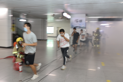 深圳市消防救援支队开展地下轨道交通灭火救援实战演练