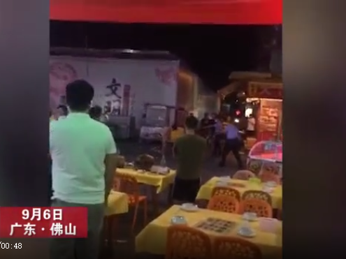佛山一男子持刀闹事还拒捕袭警！被击伤后抢救无效死亡
