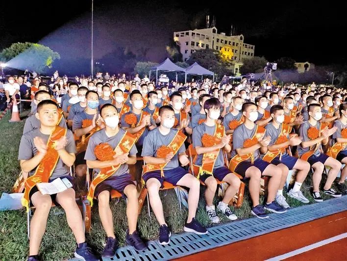 宝安举办“迎老兵 送新兵”仪式，迎接32名老兵荣归，欢送189名青年入伍