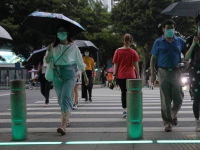警示低头族！广州启用“地上红绿灯”