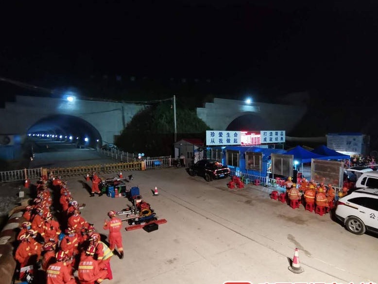 广西百色乐业发生隧道塌方事故 9名工人被困 