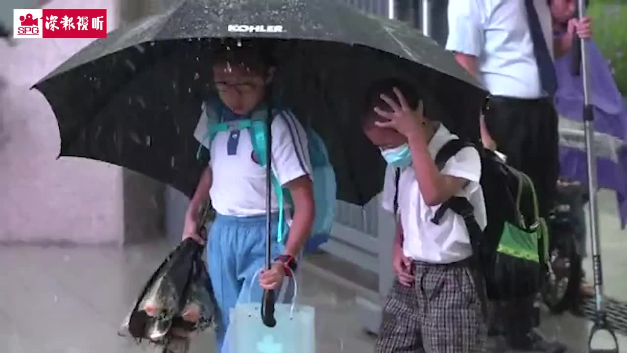 教师节遇上大暴雨 学生们“护送”礼物进校门