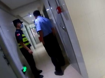 民警执勤中偶遇男子轻生，宝安警方快速反应解危机