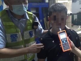 深圳男子撞开查车护栏后驾车离开 男子：车速太快没看到警察