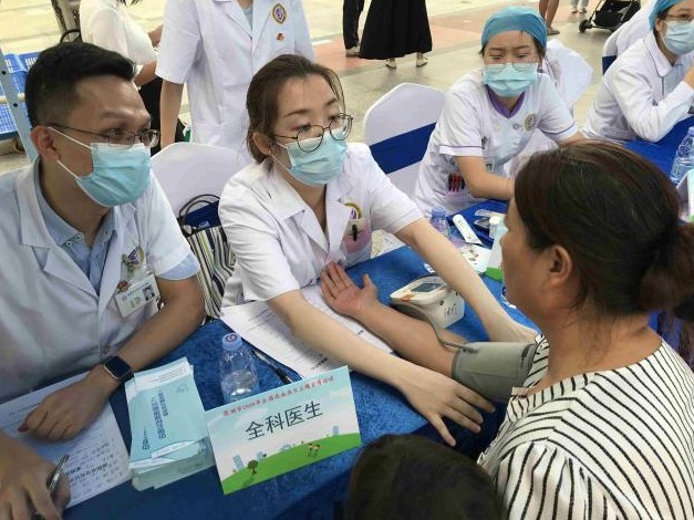 年轻人群患高血压人数增加，专家提醒，18岁以上就要知晓自己血压