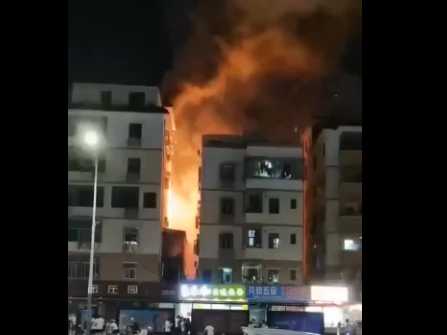 极速真探 | 龙华一烧烤店起火，火势从一楼蔓延到楼顶  消防回应：无人员伤亡
