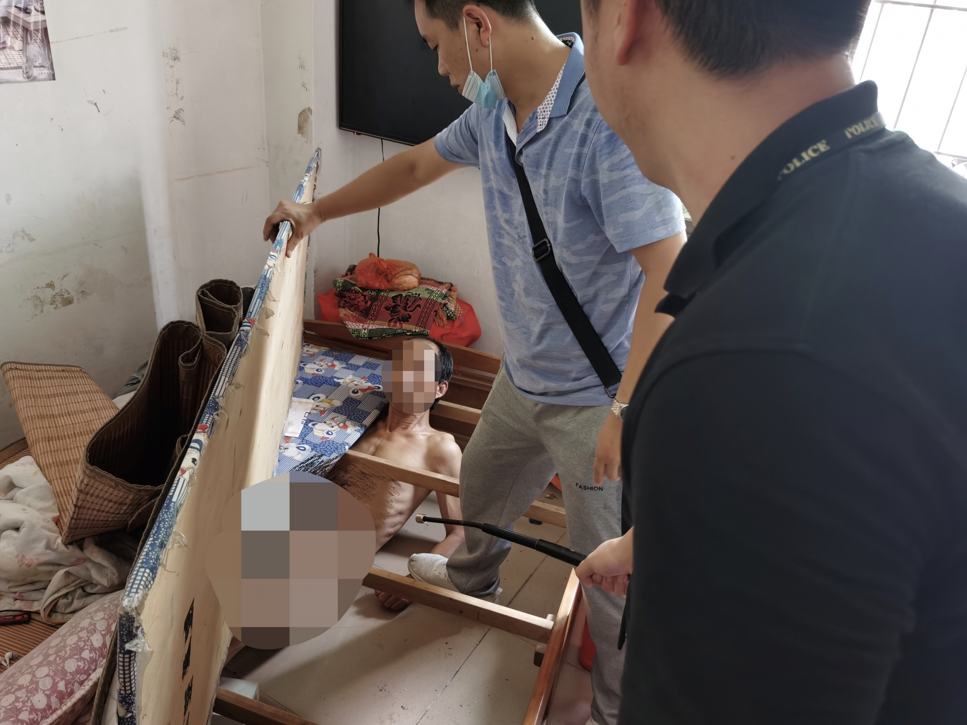盗窃嫌疑人藏在床底企图“瞒天过海”，终被警方成功抓获