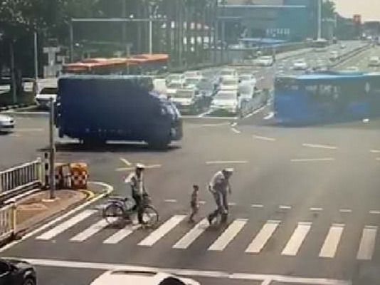 女子路边晕倒，他顶着烈日花了20分钟背她回家