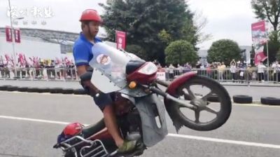小伙骑“破”摩托车参加摩博会，气势不输宝马哈雷