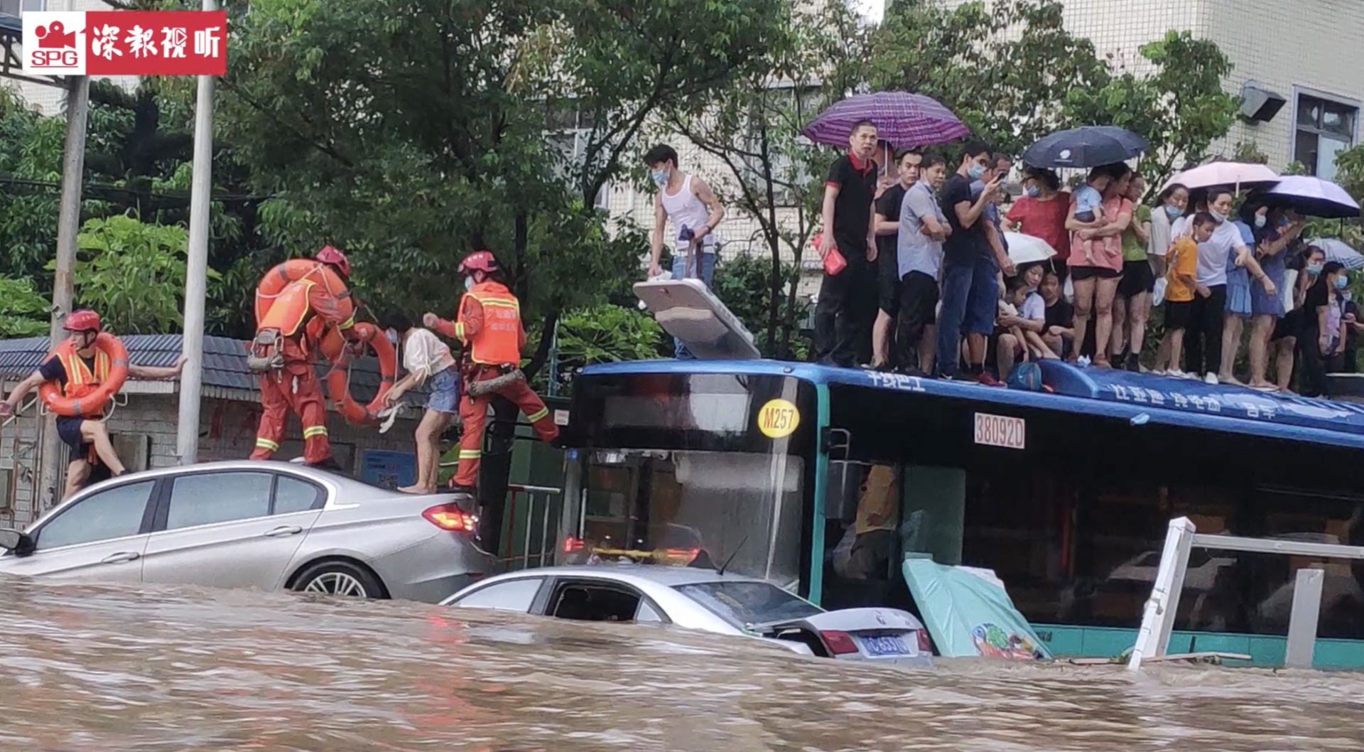 深圳突发暴雨 20名乘客被困公交车顶！现场视频曝光
