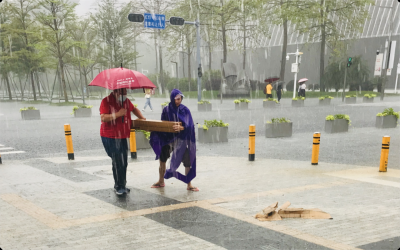 暖心！大雨中，中心书城U站出现了感人的一幕……
