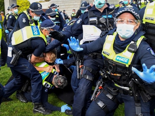澳大利亚爆发反封锁抗议：警民激烈冲突 有孕妇被捕 