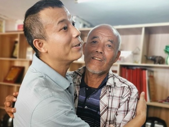 一别25年，志愿者助力父子广州团聚