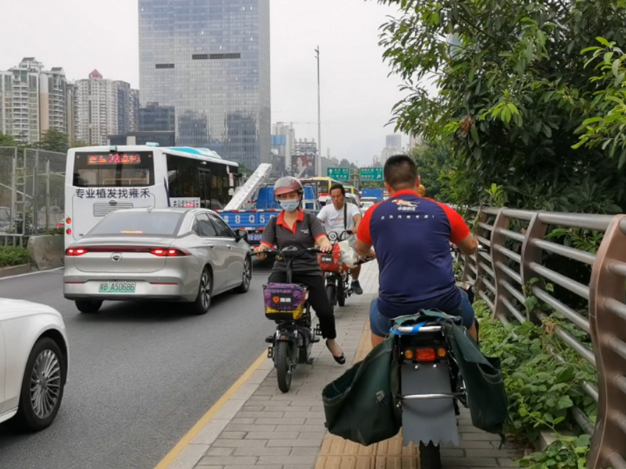险！行人与汽车擦肩 泥岗东路人行道最窄不足1米