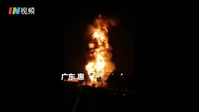 面包车追尾载32吨化学品槽罐车 高速上燃起大火近百名消防员救援4小时