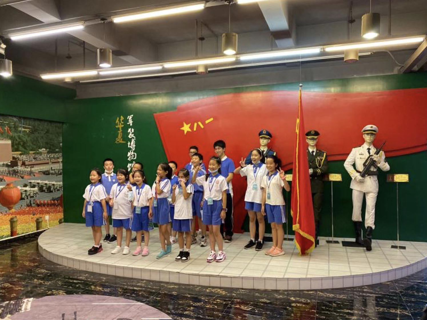 龙华区华夏军装博物馆开展爱国主义专题展览