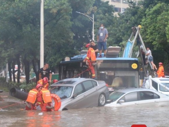 深圳突发暴雨公交被淹，乘客躲车顶避险！救援现场曝光