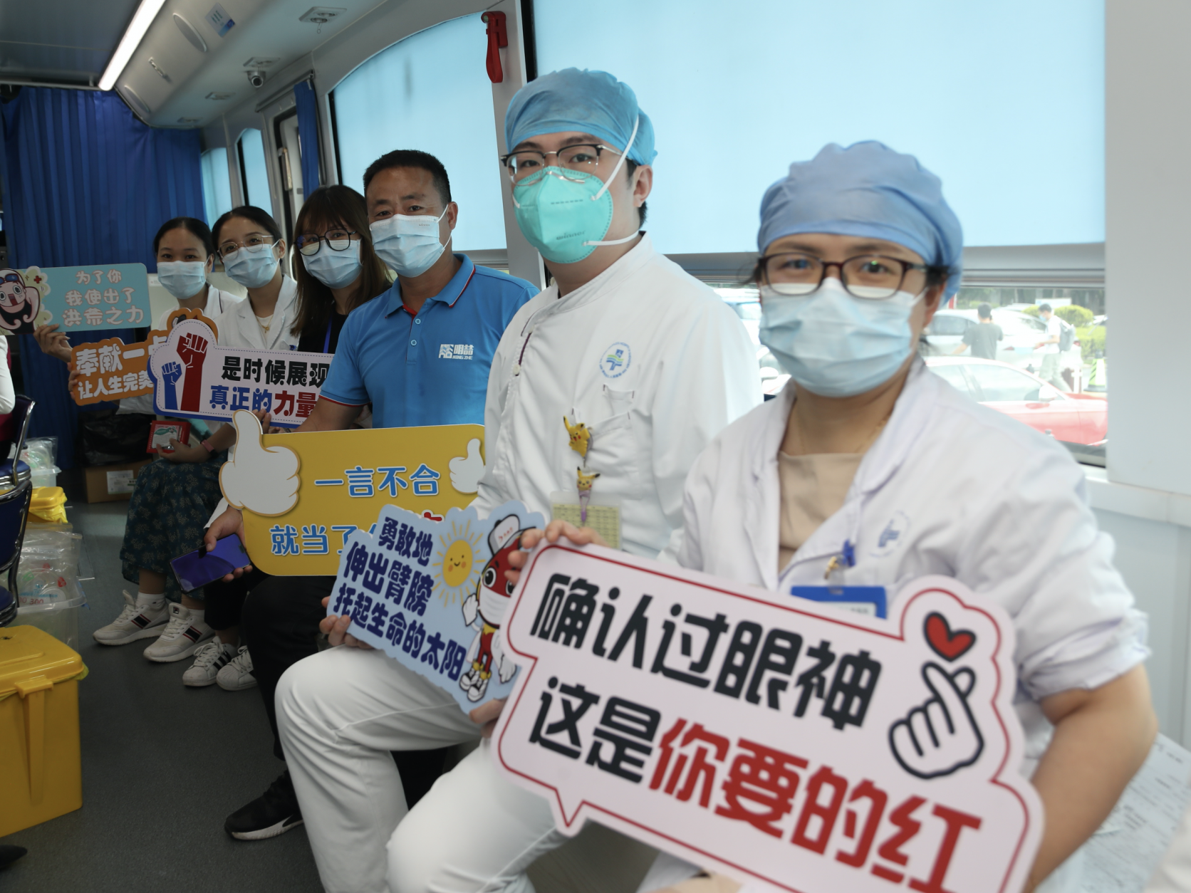 今天，深圳这群白衣战士太暖心！ 89人撸袖献血3万毫升