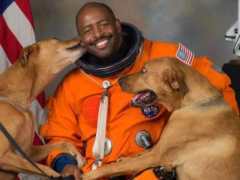 非裔退役宇航员：我不怕去太空，但怕被警察拦下