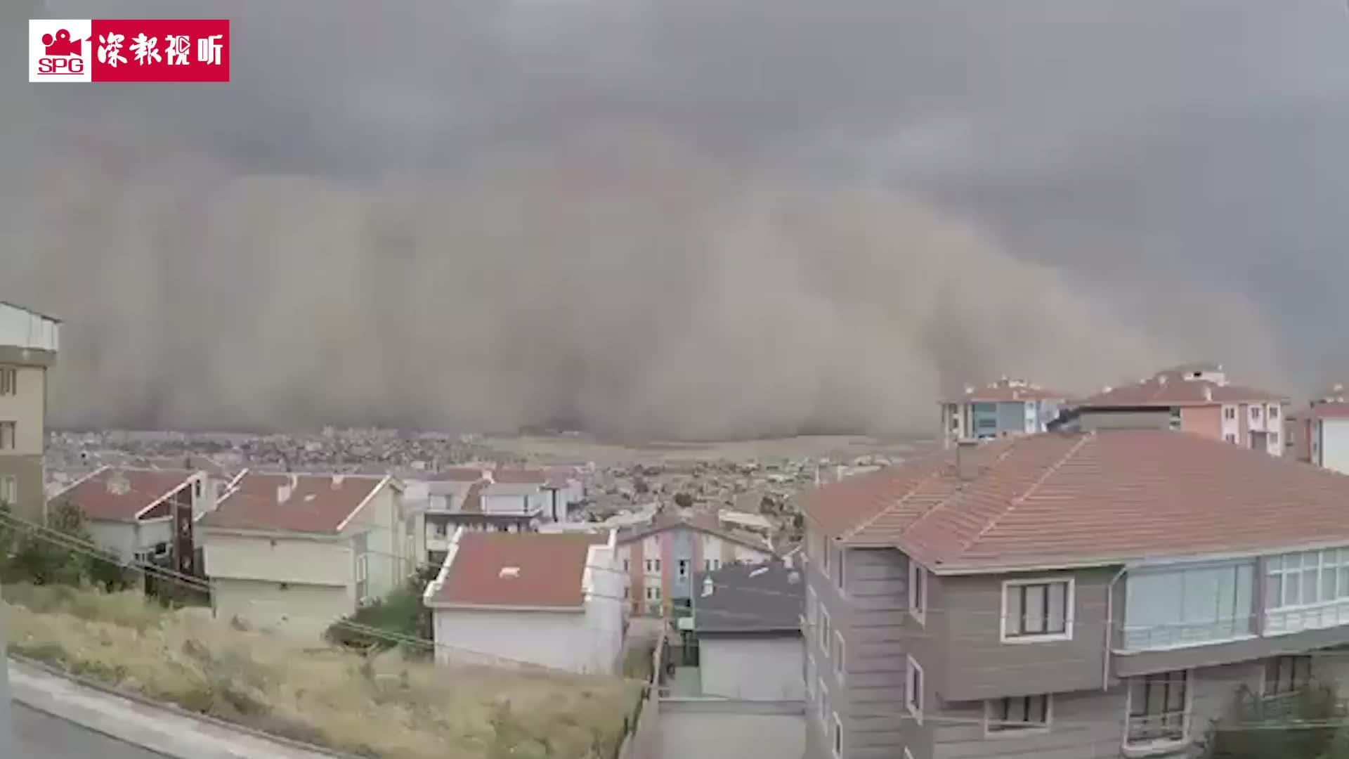 土耳其首都遭遇沙尘暴！沙墙裹挟闪电推进，场面犹如灾难电影