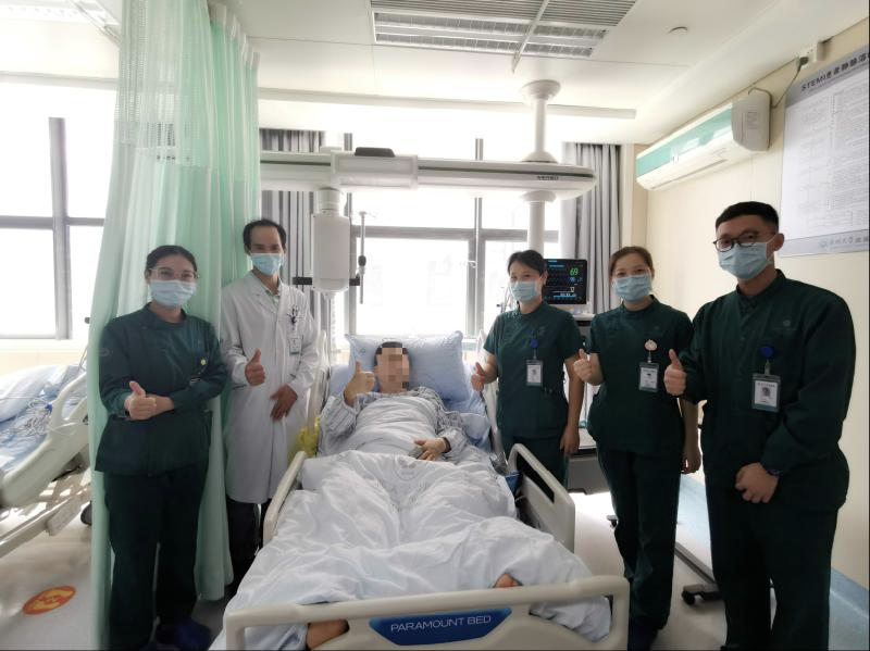 男子跑步时倒地不醒， 众人和医护人员携手使用“救命神器”救回一命