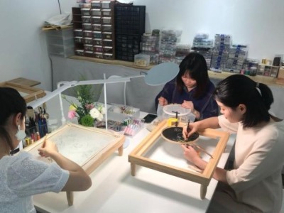 成都年轻团队“玩转”刺绣 “中西结合”创新传统手工艺