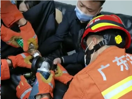 南山一女子手指被榨汁机卡住，深圳消防成功施救