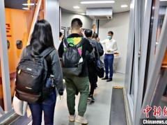 中国留学生赴英复学包机启航 