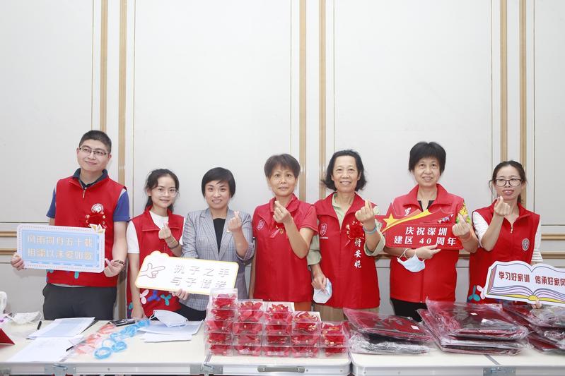 鹿丹村社区为“金婚”老人举办摄影活动