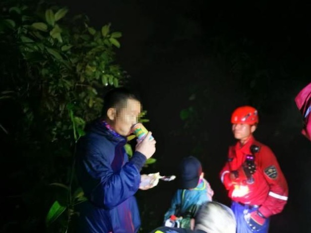 大鹏警方连续两天营救9名登山遇险群众