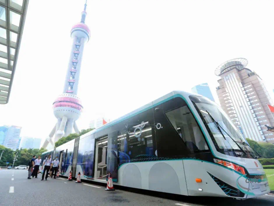 全球首辆数轨胶轮电车亮相上海，将加入临港中运量试运营 