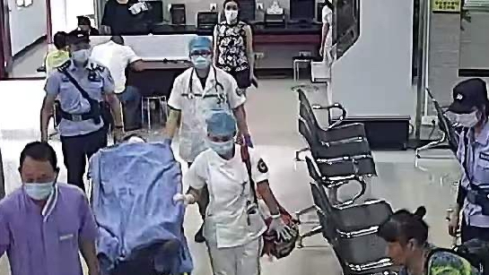 暖心！一市民在法院突发晕厥  他们紧急施救