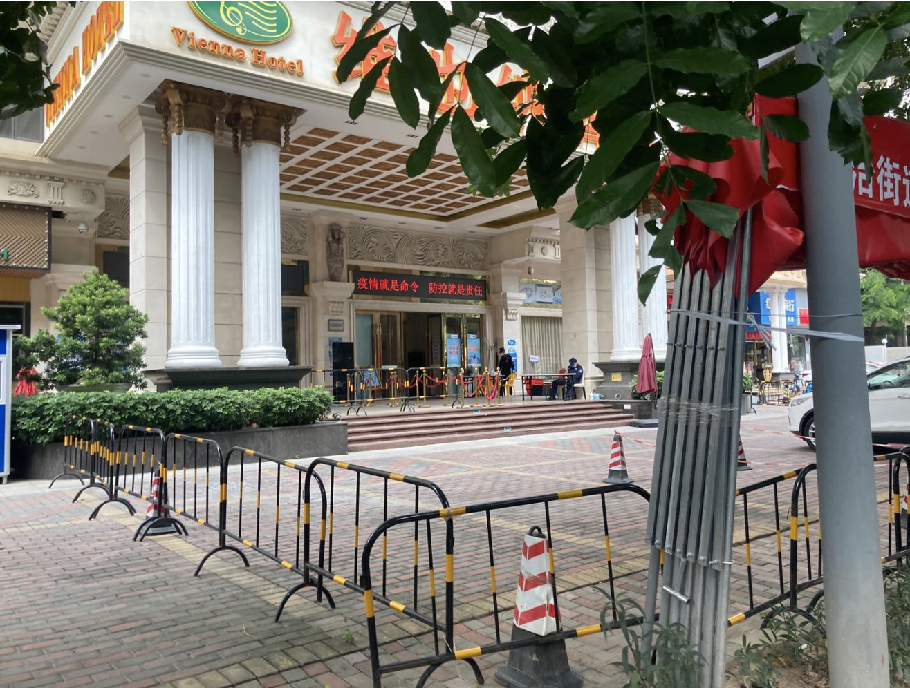  龙华区酒店门前人行道被私占？社区回应：指定隔离酒店防疫需要