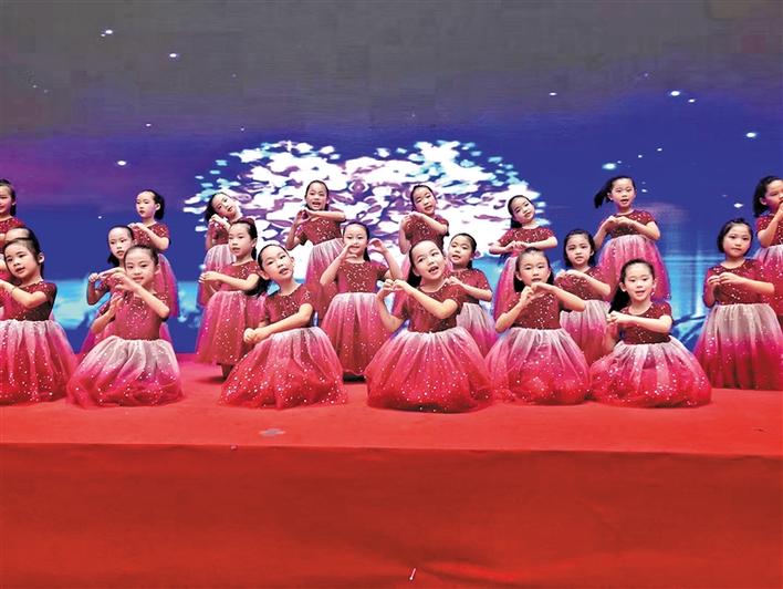 凤凰城实验学校师生载歌载舞度“双节”