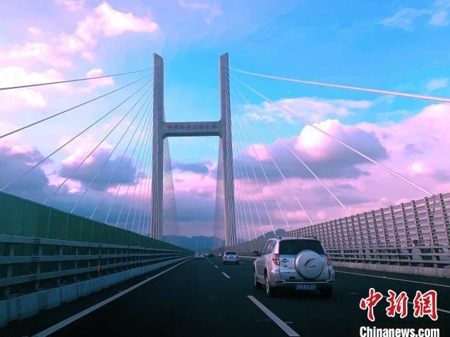 航拍试通车的中国首座跨海公铁两用大桥