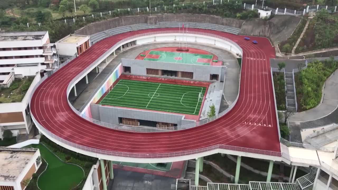 重庆现魔幻体育场 上下四层功能立体分布