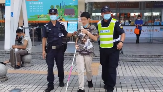 广州海珠客运站前盲人迷路，特警小哥哥：我是你的眼