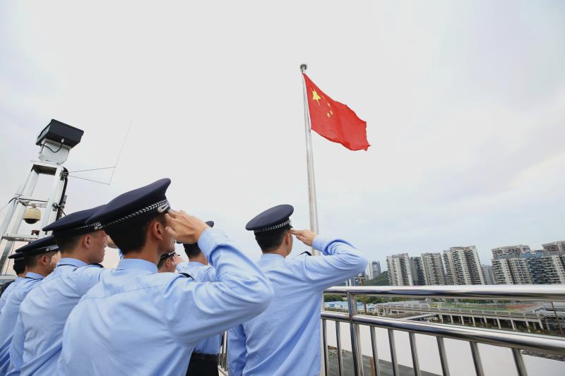 深圳湾畔，国旗飘扬
