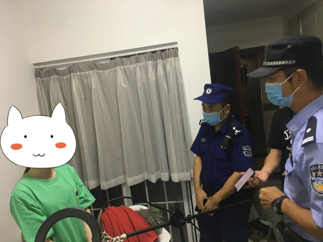 警察冲进来就挂掉她电话，幸亏挂得快