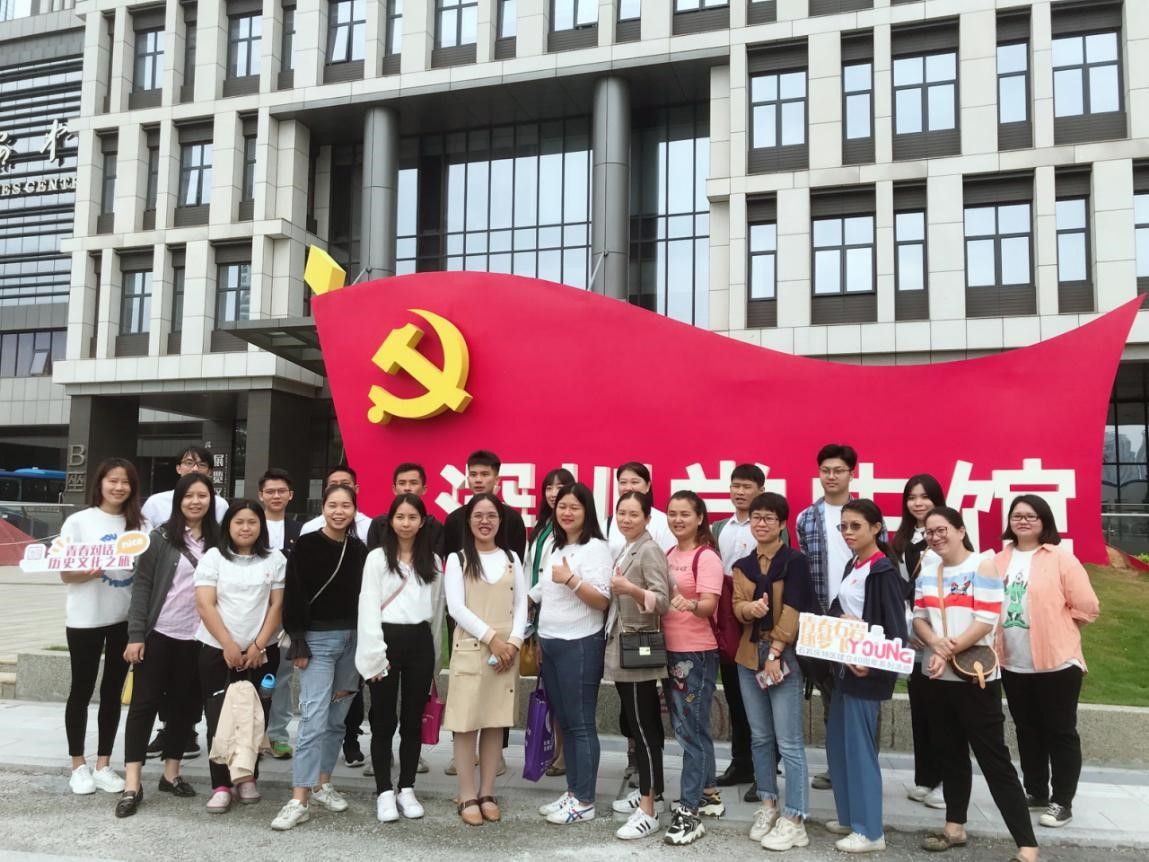 石岩青年观看党史展览对话青春