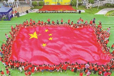 幼儿园300平方米巨幅国旗传递爱国情