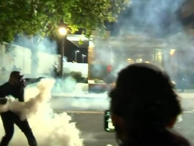 美国警方使用橡皮子弹驱散波特兰示威民众