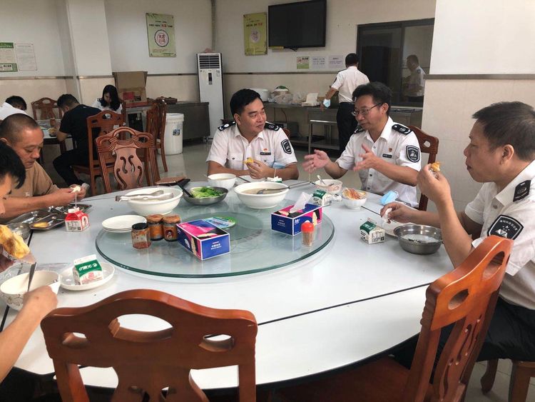 温情守护丨市市场监管局领导李平同志到宝安局燕罗所驻班工作