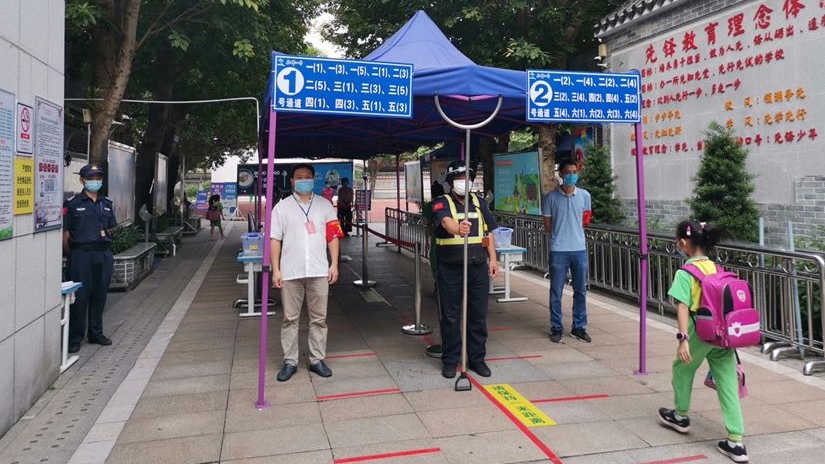 商铺变临时避险场所！广州市番禺区这所小学筑起校门前安全带
