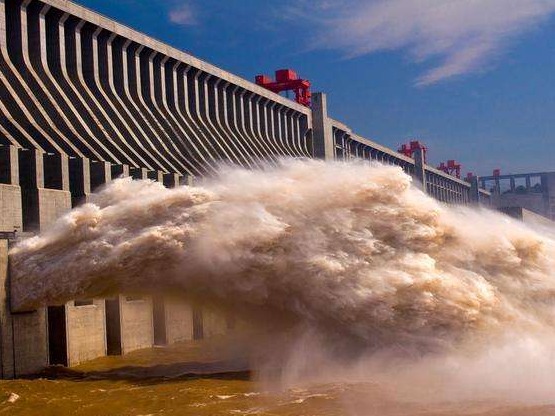 今年汛期三峡工程共拦蓄9场洪水，累计拦洪305亿立方米 