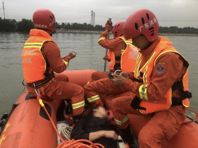 宝安西湾红树林公园一女子落水，深圳消防迅速救援