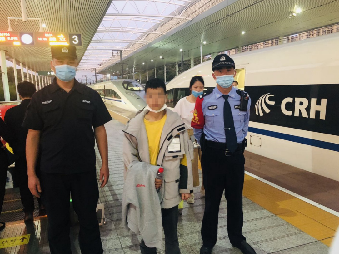 多地铁路民警接力，17岁离家少女平安回家  